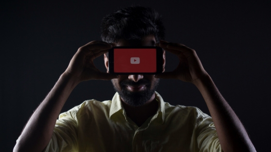 YouTube додала ШІ-функцію, яка сама перемотує відео на найцікавіший момент