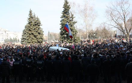 На главной площади Краматорска прошел митинг под российским флагом