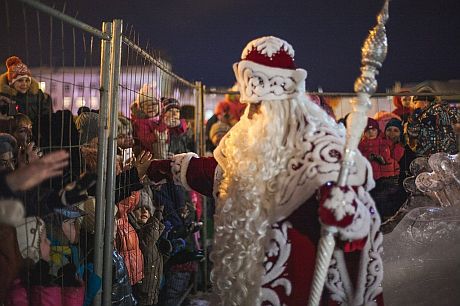 В России детей оградили от Деда Мороза высокой решеткой