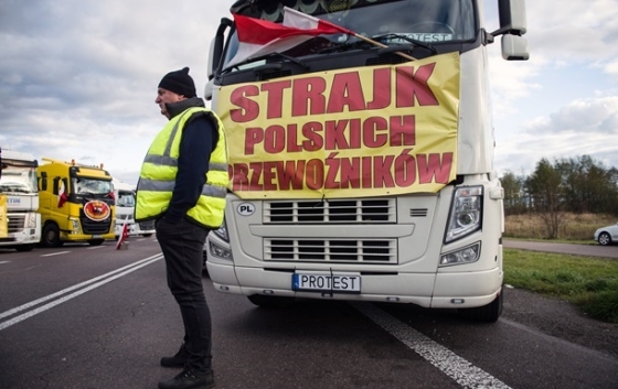 Українці вважають найбільш негативною зовнішньою подією блокаду кордону поляками