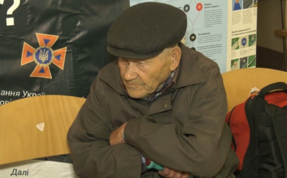 Щоб не отримувати громадянство рф 88-річний дідусь вийшов з окупованої частини Очеретиного