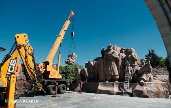 У Києві демонтують пам’ятник під колишньою &quot;Аркою дружби народів&quot; (відео)